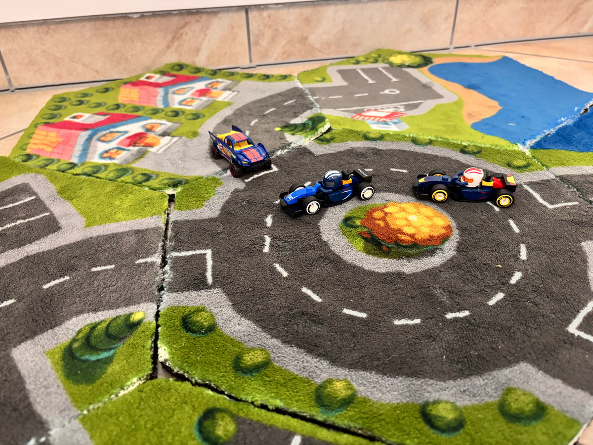 Tessalia Spielteppich aus sechseckigen Velourskacheln mit Straßen und Wiesen